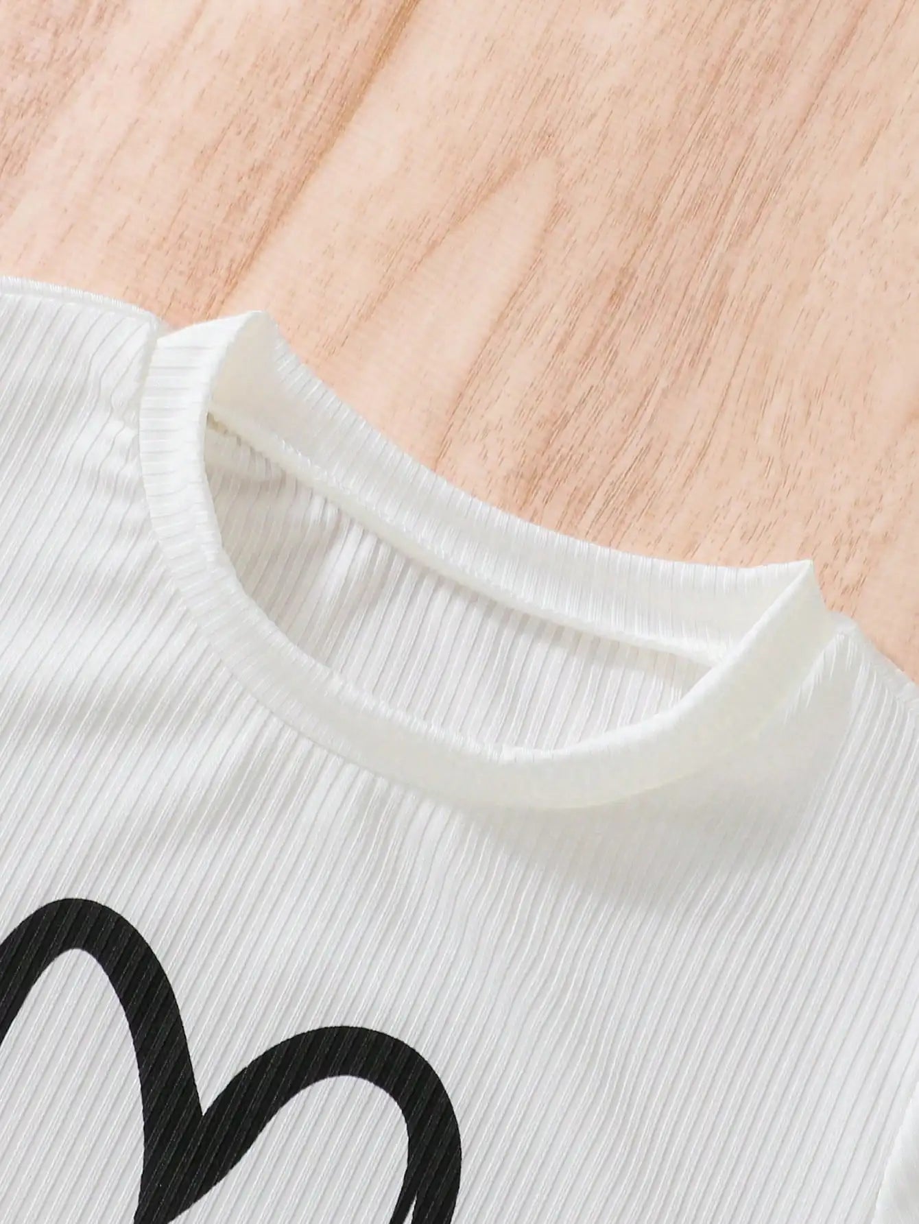 Girls' simple love pattern T-shirt: white rib knitted, comfortable and versatile style
